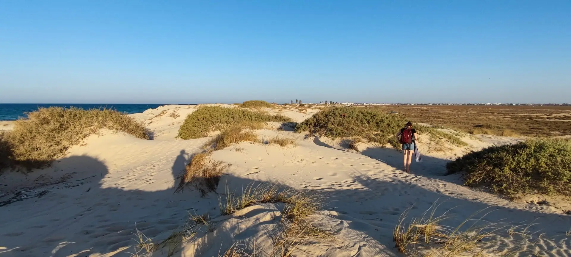 wandeling-langs-de-duinen-op-djerba-in-tunesie